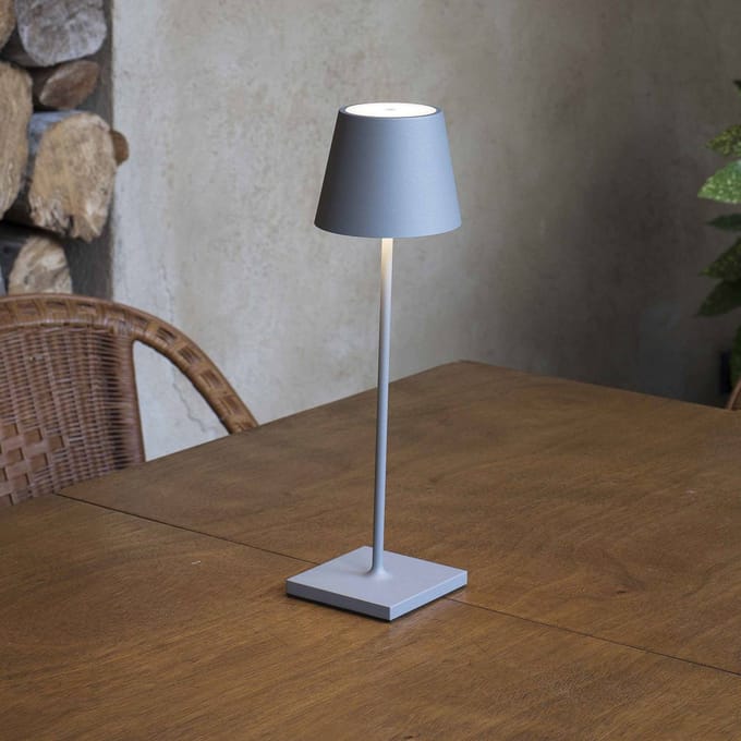 FARO BARCELONA LED tafellamp Toc met USB-lader, IP54, grijs