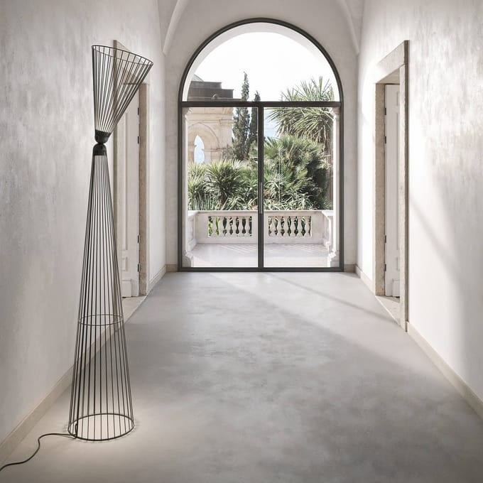 Karman LED vloerlamp Ikonika, zwart, hoogte 180 cm, metaal