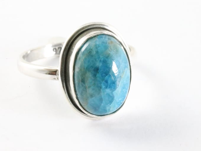 Ovale zilveren ring met blauwe apatiet - maat 19