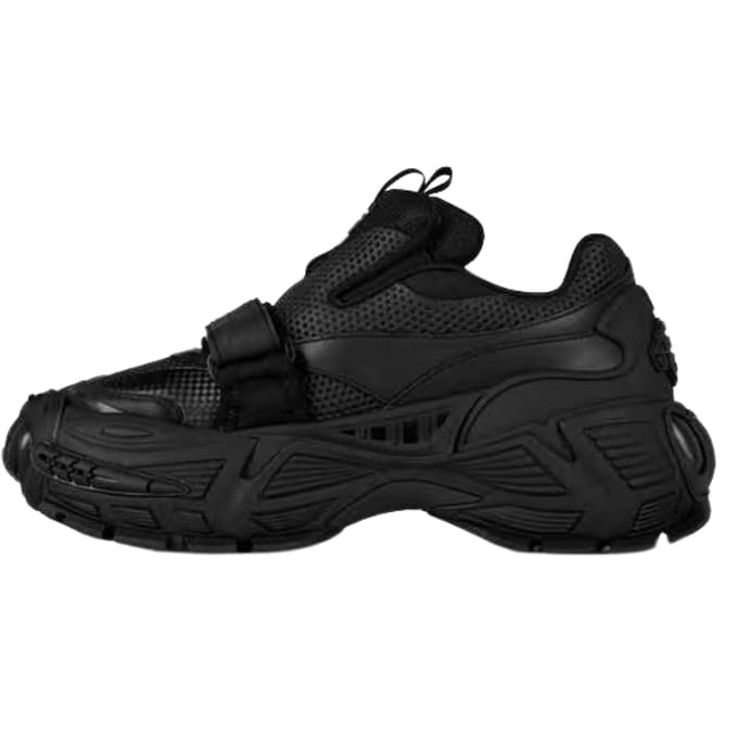 Gebroken witte handschoen slip zwarte sneakers