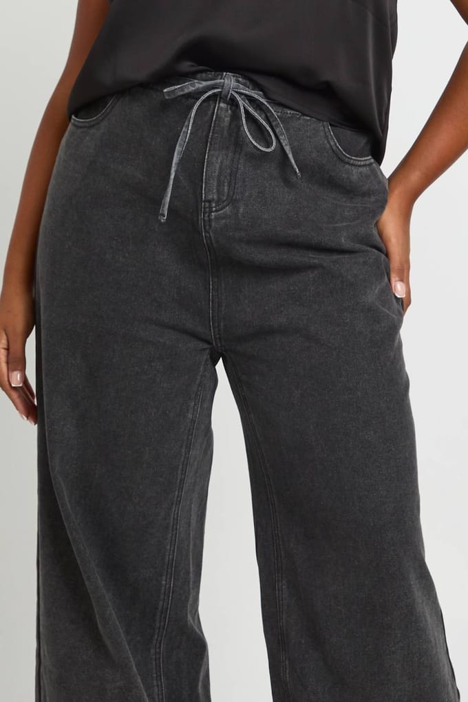 boohoo Dames Plus Tie Waist Channel Insert Wide Leg Jeans | Washed Black | Maat: 16