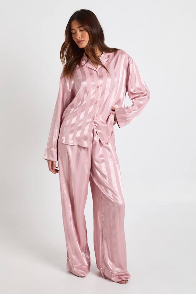 boohoo Dames Jacquard Satijn Oversized Lange Mouw Shirt & Broek Pyjama Set | Pink | Maat: 6