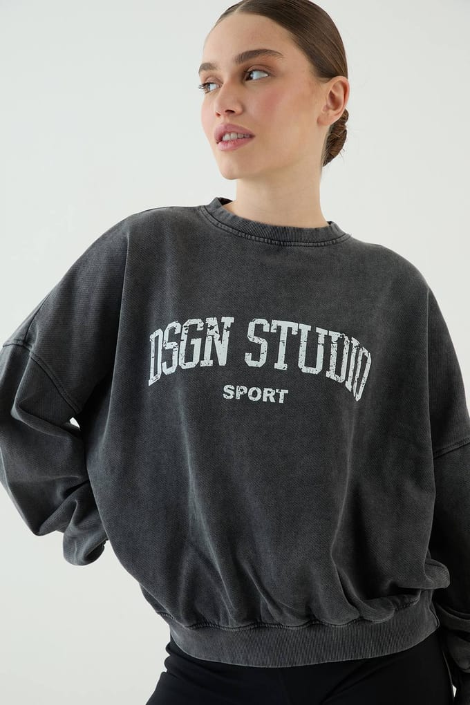 Dames Dsgn Studio Collegiate Bedrukte Sweatshirt Met Ballonmouwen En Ronde Hals | Houtskool | Maat: Medium