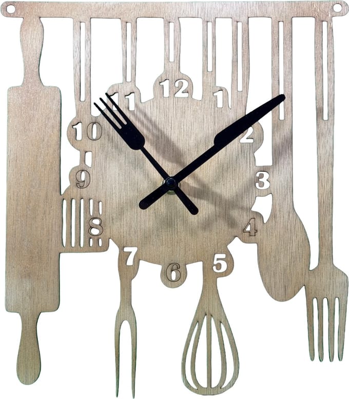 houten keukenklok met keukengereedschap