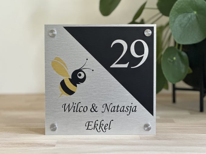 Naambordje / huisnummer voordeur bij / hommel rvs look