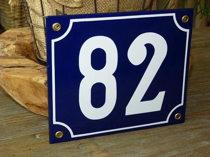 Emaille huisnummer 18x15 blauw/wit nr. 82