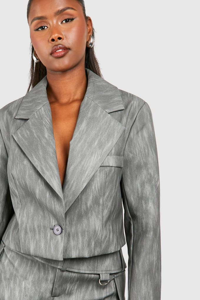 boohoo Dames Cropped blazer met gebleekte leren look | Houtskool | Maat: 34