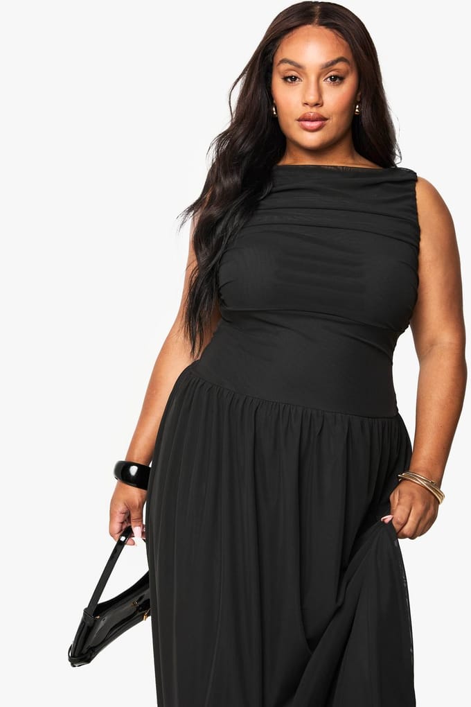 boohoo Dames Plus Mesh Geruched Drop Hem Maxijurk | Zwart | Maat: 46