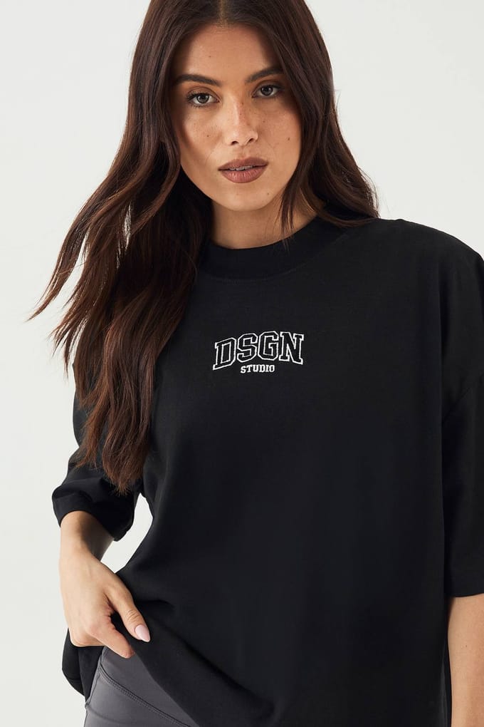 Dames DSGN Studio Geborduurd Zwaargewicht Oversized T-Shirt | Zwart | Maat: Large