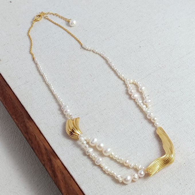 Kralenketting van Zoetwaterparels met Gouden Bedels