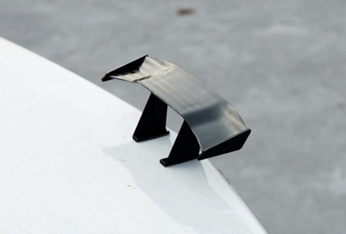 TIN-IN Grappige Mini Spoiler Auto Carbon Look - Zelfklevend - Universeel Tuning Accessoire - JDM Cadeau voor Autoliefhebber