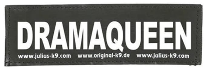 Julius K9 Tekstlabel – Dramequeen klein
