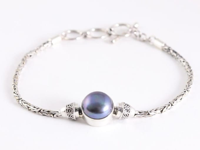 Traditionele zilveren armband met zwarte parel en koningsschakels