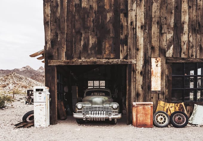 Fotobehang Oude schuuur met Oldtimer XXL – posterbehang – 368 x 254 cm