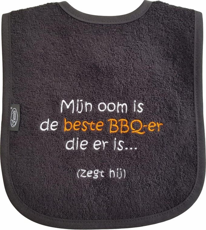 Zwarte slab met "Mijn oom is de beste bbq-er die er is... (zegt hij)"