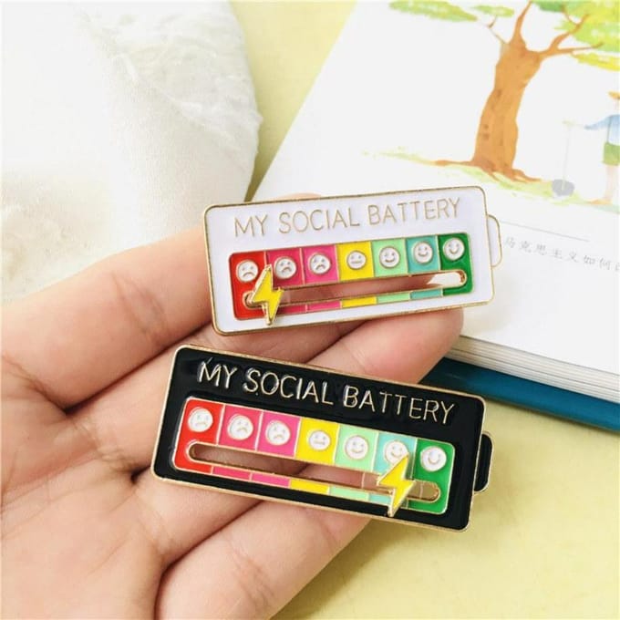 Creatieve brochespeld Galvaniseren Geometrische draagbare kledingaccessoires Mijn sociale batterij brochespelden wit
