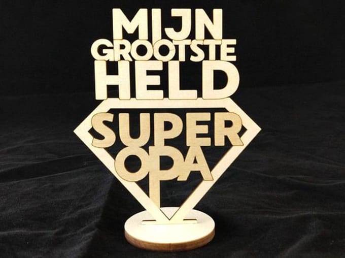 Tekstbordje op Voetje - Mijn grootste held Super Opa - Woodart