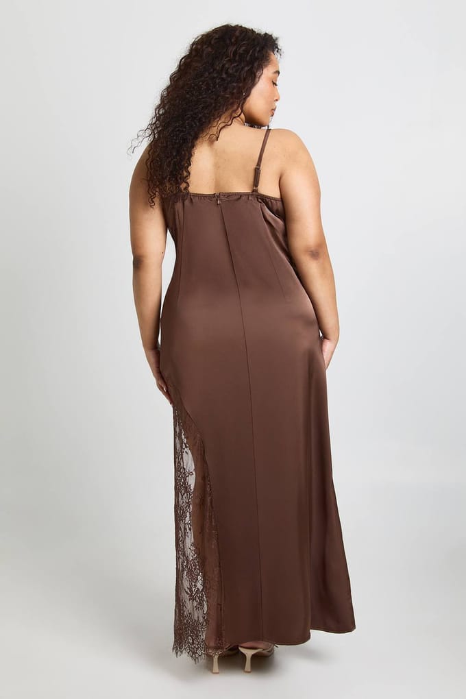 boohoo Dames Plus Satijn Cowl Kanten Inzet Maxi Jurk | Chocoladebruin | Maat: 54