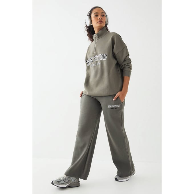 Dames Petite DSGN Studio Applique Rechte Pijp Jogger | Kaki | Maat: Medium