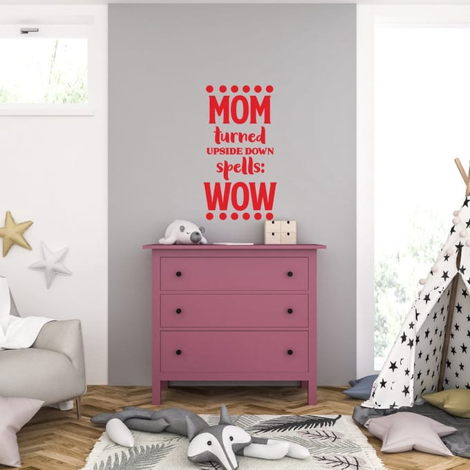 Muursticker - Mom Turned Upside Down Spells Wow - 46,4 x 84,8 - Rood