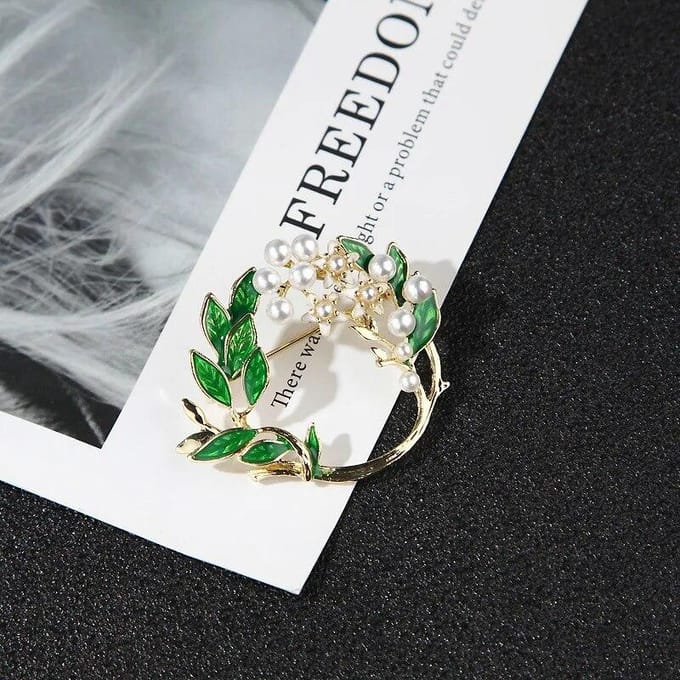 Broches à fleurs de gardénia en émail pour femmes, mode coréenne, Design de luxe, perle, broche de bureau décontractée, cadeaux pour filles vert