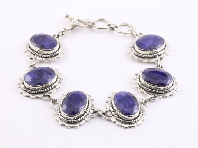 Zware bewerkte zilveren armband met grote blauwe saffier stenen