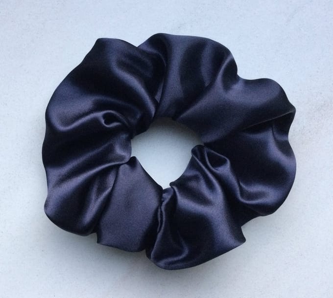 Scrunchie XL satijn - blauw - donkerblauw - blue - handgemaakt - handmade - haaraccessoire