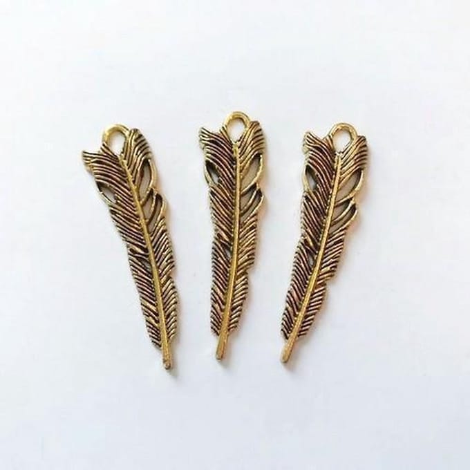 3 goudkleurige veren