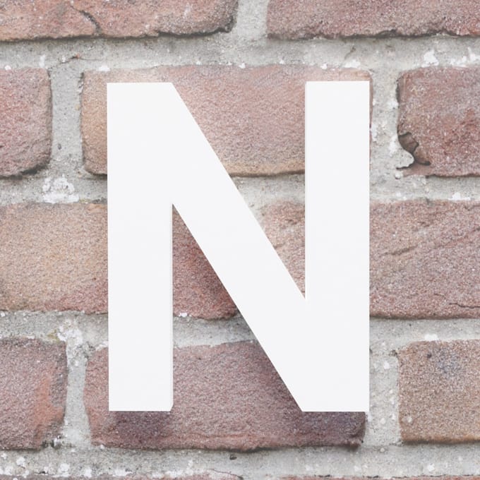 Huisnummer Arial N wit - Maat: Middel (15 cm) - blinde bevestiging - Huisnummerbord -