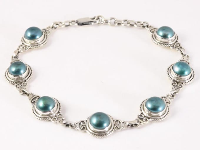 Bewerkte zilveren armband met zwarte parels