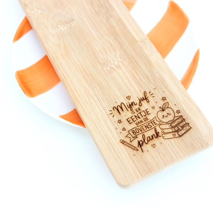 Cadeau voor de juf – Bamboe borrelplank met gravering – Mijn juf is er eentje van de bovenste plank