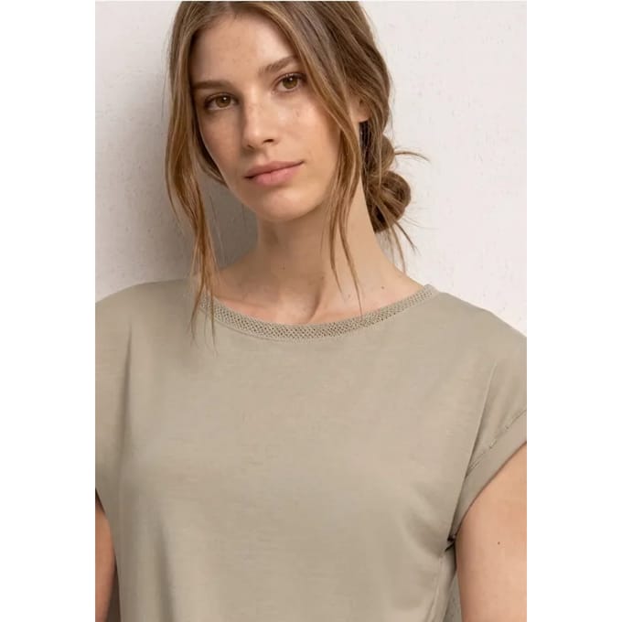 Shirt met boothals en decoratieve tape