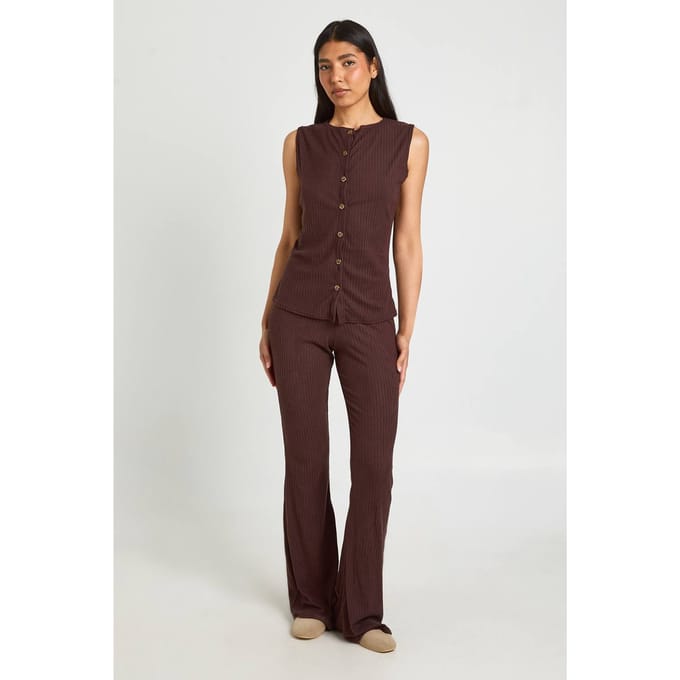 boohoo Dames Tall Geribbelde Mouwloze Top Met Knoopsluiting En Broek Set | Chocoladebruin | Maat: 42
