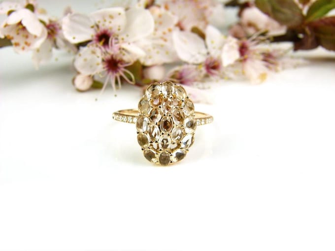 Ring in roos goud gezet met diamant en witte topaas