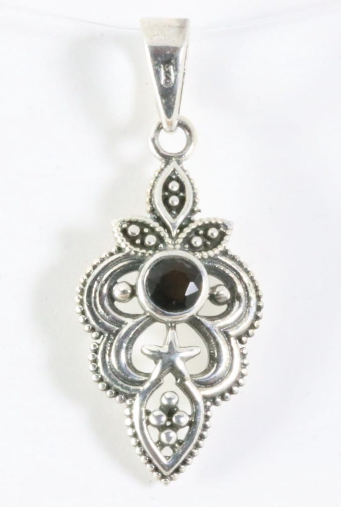 Bewerkte zilveren hanger met onyx
