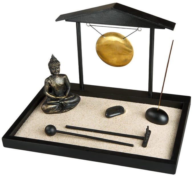 Zen tuin met Boeddha