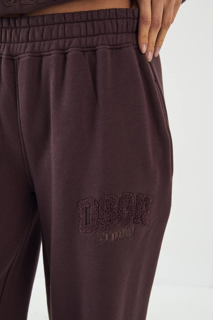 Dames DSGN Studio Badstof Applique Rechte Pijp Jogger | Chocoladebruin | Maat: Medium