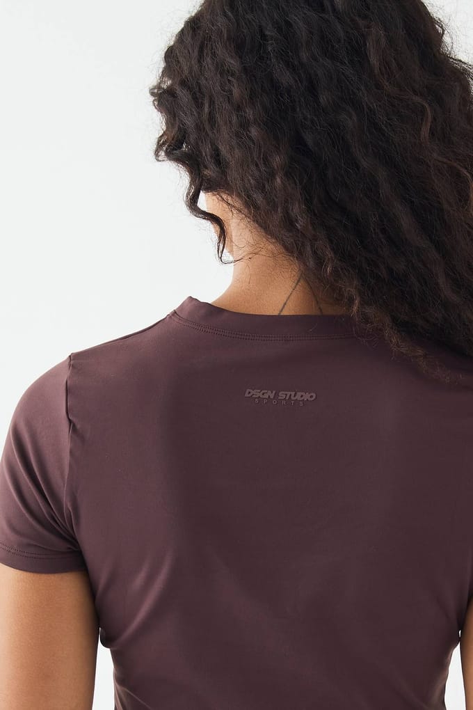 Dames DSGN Studio Sports Ultra Sculpt Korte Mouw Top | Chocoladebruin | Maat: Small
