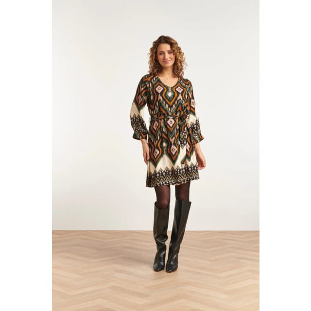 Smashed Lemon 23529 dames klassieke v-hals jurk met riemopvallende tribal print |