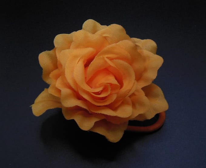 1 Roosje groot met duckklem+elastiek oranje
