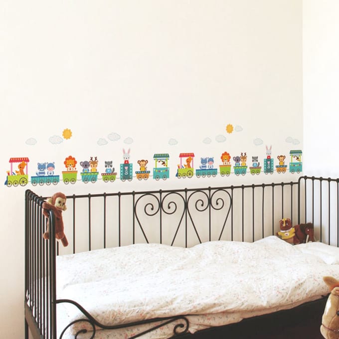 Decoratieve muurstickers met twee dierentreintjes.