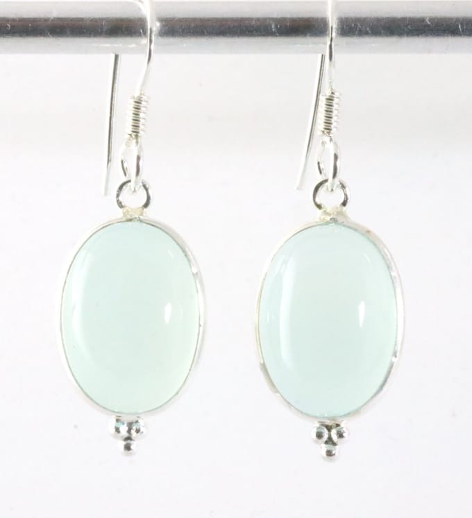 Fijne zilveren oorbellen met aqua chalcedoon