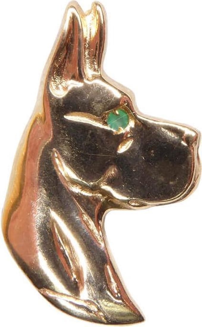 Gouden hond met smaragd