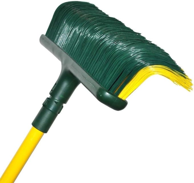Speciale buitenbezem met gebogen borstelharen voor tuin en terras