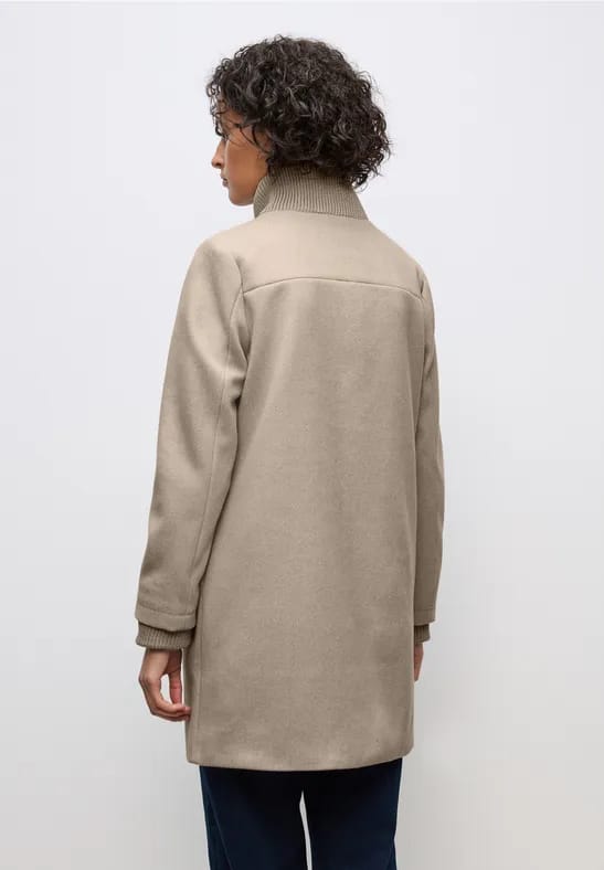 Jas met gebreide details