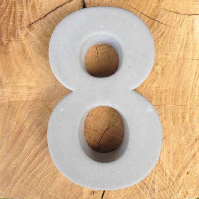 betonnen huisnummer 8, nummer acht van beton