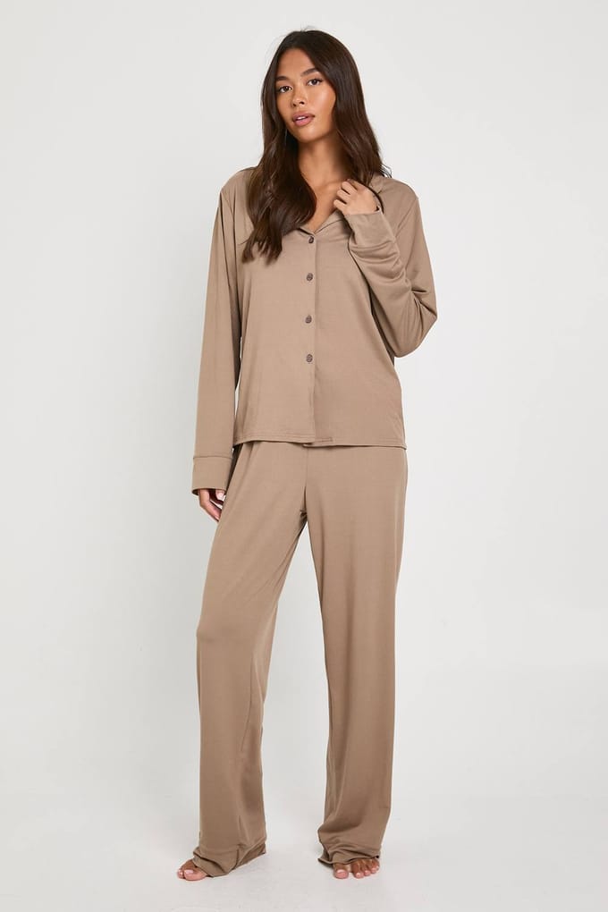 boohoo Dames Soft Touch pyjamaset met overhemd met knoopsluiting en broek | Mokka | Maat: 36