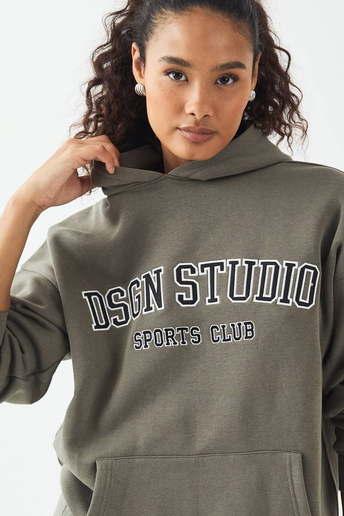 Dames DSGN Studio Applique Oversized Hoodie | Kaki | Maat: Medium