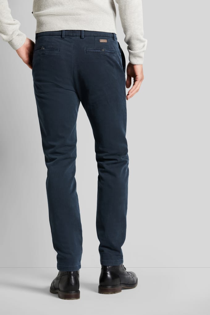 Bugatti Herren Een chino met een nauwsluitende pasvorm
