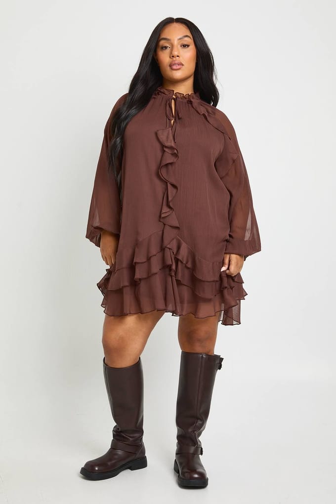 boohoo Dames Plus Chiffon Volant Smockjurk | Chocolate | Maat: 16